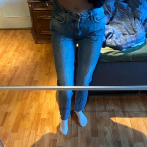 Jeans  - Snygga jeans från bikbok i stl s, använda max 5 gånger🥰 frakt tillkommer🥰 jag är 168 cm lång 