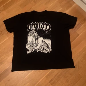 CONAN hårdrockströja officiell merch. - Officiell merch från bandet conan, väldigt bred fitment, sitter som L-XL, kragen är ganska bred. Frakt tillkommer med 66kr.