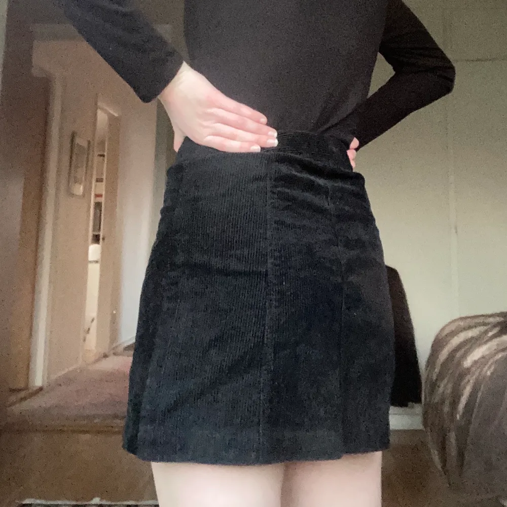 Svart kjol i manchester från H&M 2019, använd ett fåtal gånger. Så så fin till hösten men sitter inte som jag vill 😢 A-line-formad stl 36, längd 39 cm.. Kjolar.