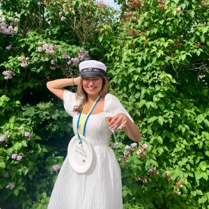 Studentklänning - Säljer min finaste studentklänning som jag kände mig så fin i på studenten🤩 jättefin med ett lite tjockare material som ger klänningen mer struktur! Använde den bara 1 gång och finns inte en fläck på den. Frakt tillkommer!