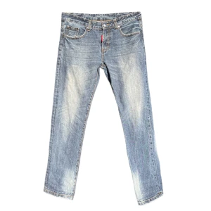 Blå jeans Dsquared - Köpta second hand, aldrig använda av mig. Mycket bra skick! Storlek är 34 men jag skulle säga att de mer liknar en 38  i damstorlek. 