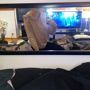 Hoddie  - För stor för mig, finns ett par byxor som jag inte vet vart dom är men om du vill ha hela sättet så kontakta mig, som ni ser så är snörenas slut bittna på de är min hund som har varit in farten 