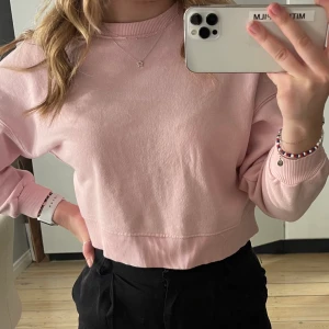 Kort sweatshirt PULL&BEAR - Kortare sweatshirt i en ljusrosa färg från PULL&BEAR, är i väldigt fint skick då den nästan aldrig blivit använd! 😊💗