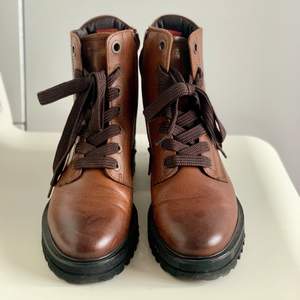 These are the perfect autumn boots. They are quite comfortable but rather suited for narrow feet. They go we’ll with dresses, skirts and skinny jeans! In very good condition, worn about 2-3 times.