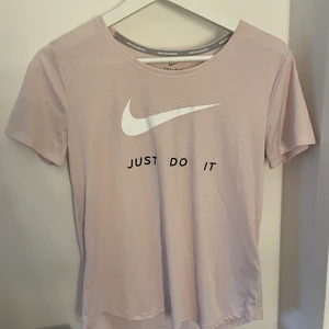 Super fin träningtshirt - Superfin träningstshirt från Nike💓