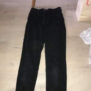 Svarta thighta snygga jeans från Gina. Tyvärr för korta för mig som är 175 men dem passar för dem som är 165 och neråt.