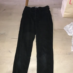 Ginatricot  - Svarta thighta snygga jeans från Gina. Tyvärr för korta för mig som är 175 men dem passar för dem som är 165 och neråt.