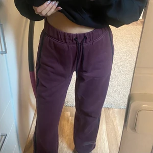 Mjukisbyxor - Fina mjukisbyxor i en lila/röd färg som knappt är använda! Väldigt mjukt och skönt material med svarta ränder på sidorna💓💓