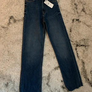90's jeans ZARA - Oanvända pga felköp. Mom/90's modell. Mjukt och stretchigt jeanstyg. Har två par av samma modell i storlek 36 och 38!