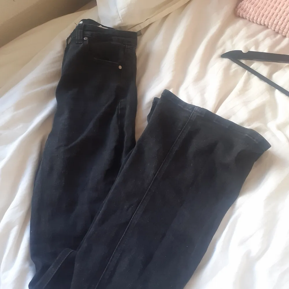 Ett par jättefina och sköna svarta flare jeans! Jeansen är högmidjade med skönt material och en superfin svart färg. Jeansen är lite stretchiga i midjan och väldigt stretchiga på till exempel låren! De är i jättebra skick och det sårar mig att sälja vidare dessa! Verkligen superfina 😩😍. Jeans & Byxor.