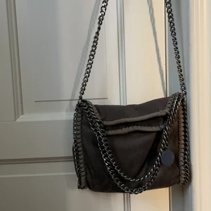 Stella McCartney liknande - Köpt för ca ett år sen säljer då jag har en äkta grå stella väska💕 skit fin nu till hösten och går att matcha till sjukt mycket, budaaaaa privat eller i kommentarerna❤️budet ligger på 380+ frakt 
