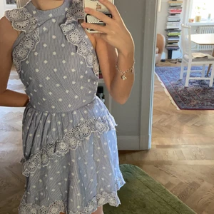 Så söt klänning - Säljer nu denna as söta klänningen från hm!! Klänningen är i storlek 34 och endast provad