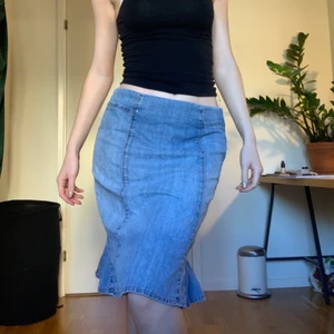 Jeanskjol! - Supersnygg jeanskjol, snygg längd och fina detaljer. Kjolen har snygga sömmar och små volanger på sidorna. Går att ha i midjan men oxå så fint som lowwaist. Kjolen har en liten dragkedja på sidan och passar bra på sommaren men även nu i höst med ett par strumpbyxor o boots! Står tyvärr ingen storlek, lite stor på mig som vanligtvis har storlek S men den går att använda ändå. Skulle gissa på S-M:)💝💝💖💖