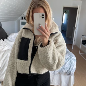 Jacka - Jätte mysig ull jacka!! Säljer då den aldrig kommer till användning.