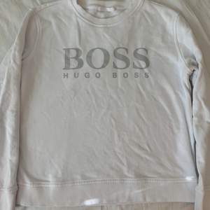 Stilig tröja från Hugo boss, den är äkta. Använt ett fåtal gånger. Strycks och tvättas innan den skickas!