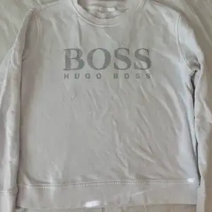 Stilig tröja från Hugo boss, den är äkta. Använt ett fåtal gånger. Strycks och tvättas innan den skickas!