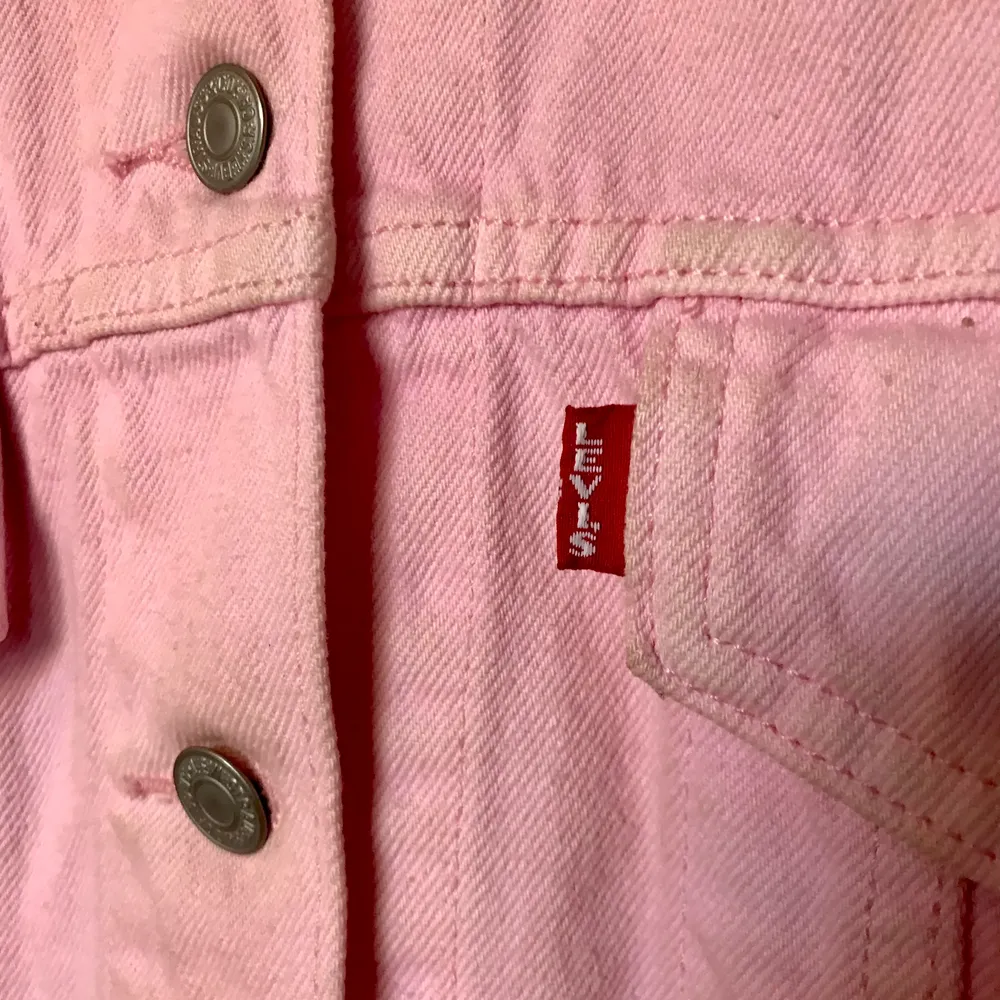 Säljer min fina jeansjacka ifrån Levi’s! Den är rosa i storlek L. Men den sitter bra på mig som bär S/M! Inte alls använd mycket så nu bestämmer jag mig för att sälja den. Nypris ca 1000kr. Pris går att diskutera. Frakt tillkommer! . Jackor.