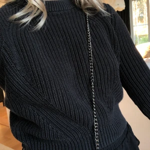Stickad tröja - Svart stickad tröja från H&M. Använd men inget som syns och ändå i fint skick! Skriv för mer bilder:)