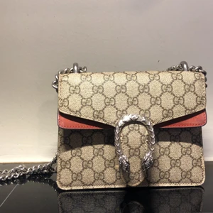 Gucci dionysus - Säljer min fina röda gucci dionysusväska i storlek S. Använt men fint skick❤️ köpt på Lafayette i Paris. Nypris: ca 16700kr. KVITTO FINNS.  Pris kan diskuteras vid snabb affär💘💘