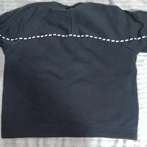 Nike tröja med fickor - Ny skick, helt oanvänd köpt för 2 år sen använt endast 5/6 gånger. Har fickor i mitten av tröjan (som en hoodie). (pris går att diskutera)