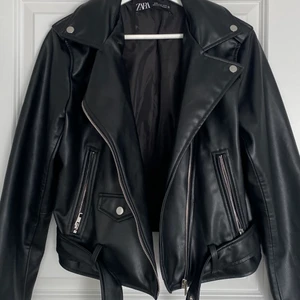 Zara skinnjacka  - ZARA SKINNJACKA! Ett måste till hösten 😍 Jackan är använd fåtal gånger och är i bra skick, nypris var 559kr. Köpt i strl XL då ja ville ha den lite mer oversize och passar mig som är XS-S vanligtvis!! Köpare står för frakt.