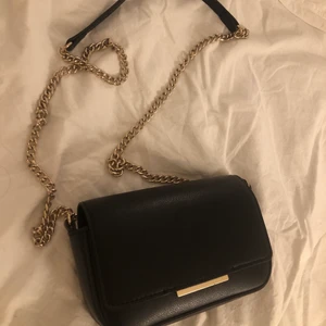 Väska - Liten svart väska med guldkedja från H&M. 🤍 Köparen står för frakt 🤍 Nypriss 199