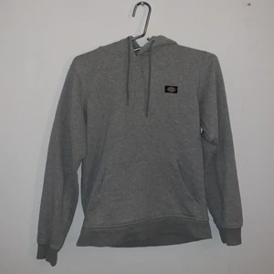 Dickies hoodie xs  - Fläckfri dickies hoodie. Säljer för att den inte passar längre