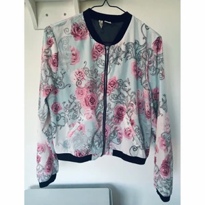 FLORAL BOMBER - Sjukt fin bomberjacka i rätt tunnt material. 🌸