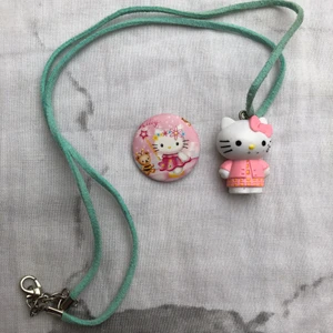 Hello Kitty pack - Ett gulligt pack som innehåller ett halsband och en broch. Mellan bra skick. Pris innehåller inte frakt.💫