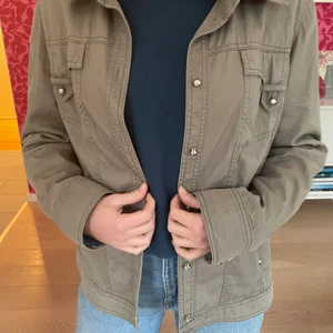 Grön skjortjacka - Så fin jacka i en kamouflage grön nyans!! silvriga knappar och flera fickor, tunnare höstjacka😍 bra skick