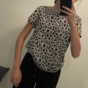 Vit svart blommig T-shirt  - En blommig T-shirt från lager 157😊