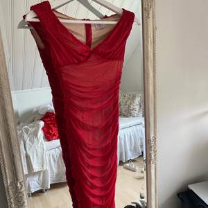 Röd klänning från OhPolly. Använd 2 gånger, passar mig med stor byst och storlek S. Ser bättre ut på kroppen än på bilden då den är väldigt stretchig. 