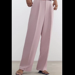 Byxor Zara XS - Nyskick! Storlek XS men är mer som S då de är stora i storleken. Nypris 399kr ❤️