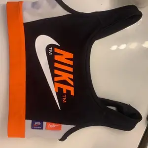 Säljer en helt oanvänd Nike topp, ny pris:500, kommer med inlägg 