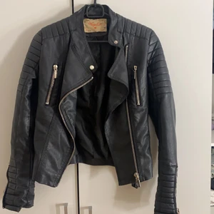 Skinnjacka  - Säljer nu min skinnjacka då den inte används längre, bra skick för att vara ganska använd. Inget som jag kan se är sönder på den. Även köpt från Chiquelle. 