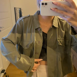 Grön jacka - Denna är köpt för längesedan och har inte använt den på ett bra tag. Det är inga märken förutom att en av fickorna på bilden inte går att stänga men inget som man ser. Superfin militär grön färg!💕