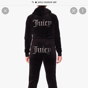 Juicy Courture Set - Ett svart äkts Juicy Courture set! Knappt användt så i superfint skick! Passar ej mig längre då jag har blivit alldeles för lång för det! Jag är 180 och skulle säga att det passa någon som är mellan 150-160🥰❤️720kr för båda delarna tillsammans😇