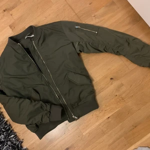 Bomberjacka - Grön bomber jacka som är fodrad, perfekt till hösten