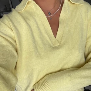 Tröja  - Säljer min populära tröja från zara då jag inte får användning av den. Knappt använd så väldigt bra skick. Lånad bild, är många intresserade kommer budgivning startas💕