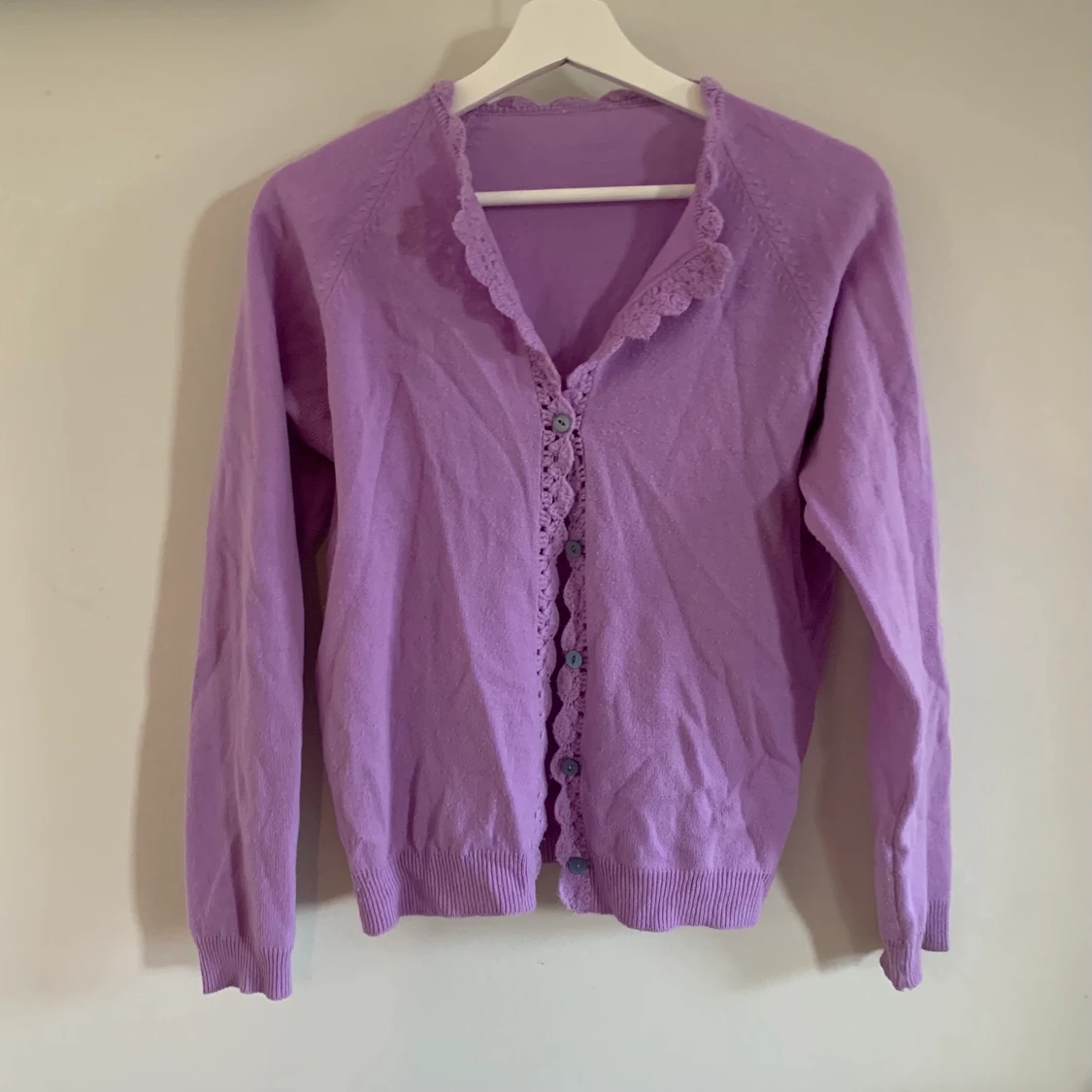Lila kofta med virkade detaljer