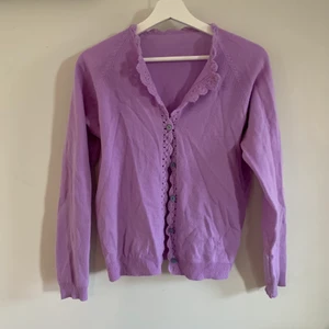 Lila kofta med virkade detaljer - Supersöt lila kofta med virkade detaljer längst kanterna. Färgen synd bäst på första bilden🌟