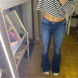 Jeans - (Bilder lånade från tidigare ägare) superfina jeans lågmidjade bootcut i mörkblå färg! Köpta här på plick men passa tyvärr inte mig så bra😢köparen står för frakten💕💕