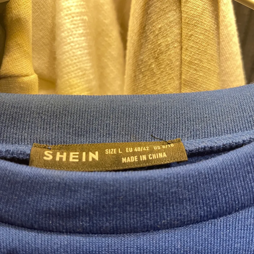 Mörkblå sweatshirt från Shein, 200kr inklusive frakt💓. Tröjor & Koftor.