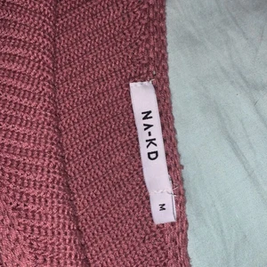 Enarmad rosa stickad tröja - Har sytt ihop den då den sprack lite men det är inte rikigt samma färg, men annars är den i topp skick. Använd ca 5-7 gånger då jag inte tycker den passar på mig. Du står sjölv för frakten 