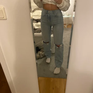 Gina tricot 90s high Waits jeans  - Säljer mina super snygga jeans från Gina tricot i storlek 34 då jag köpte en för liten storlek och därmed är de knappt använda! De är i den populära modellen 90s high waist, köpte de för 499kr💕 vet nt hur mkt jag ska sälja de för så kom men bud om priset är orimligt! Köparen står för frakten! 