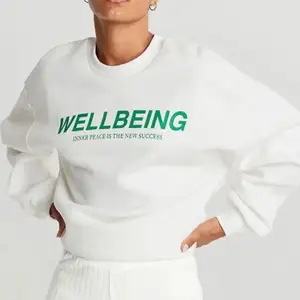 Populär vit sweatshirt från Gina tricot i bra skick. Säljer för att den inte kommer till användning längre💞⭐️ finns ej i butik (lånade bilder) 210 inklusive frakt