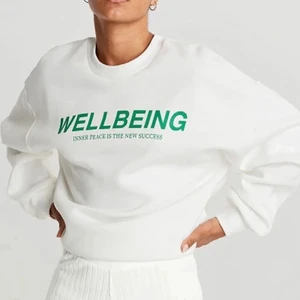 Vit sweatshirt - Populär vit sweatshirt från Gina tricot i bra skick. Säljer för att den inte kommer till användning längre💞⭐️ finns ej i butik (lånade bilder) 210 inklusive frakt