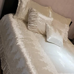 Överkast  - Helt ny, oanvänd överkast för dubbelsäng. Två stora örngott och två små plus en liten kudde. En extra påslakan som täcker över hela. Handgjord och mjuk som silke. 