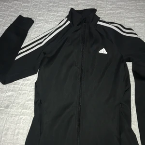 Adidas kofta - En jättefin Adidas kofta i strl Xs, från Stadium som knappt är använd! Kan användas i vardagen eller till träning. . Frakt tillkommer :)