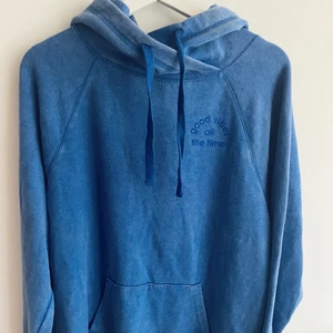 Blå Hoodie - INTRESSEKOLL!!!!!!!!! Så fin och mysig hoodie från PINK (Victoria’s secret) som aldrig kommit till användning 🥰 köpt i New York och finns inte längre!! Strl: S men den är oversized så dem passar t.o.m M/L beroende hur man vill ha den. Köparen står för frakten💓 buda gärna i kommentarerna